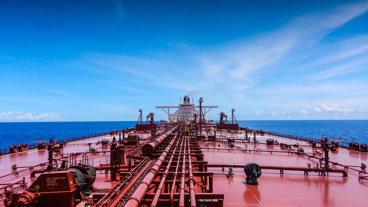 Ruské tankery bloudí mořem. Nikdo jejich ropu nechce ani se slevou